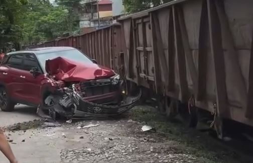 Can canh xe hop bi tau hoa dam nat dau o Ha Noi hinh anh