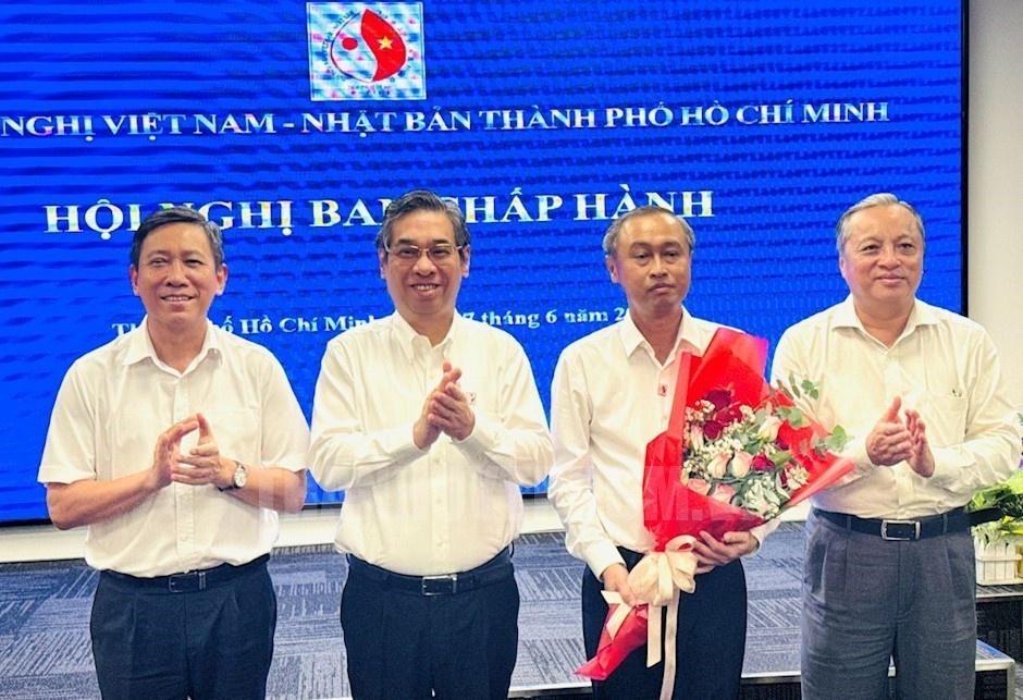 Dieu dong nhan su anh 1