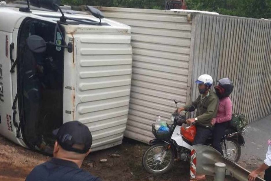 Xe tai lat chan ngang duong Ho Chi Minh, giao thong te liet hinh anh