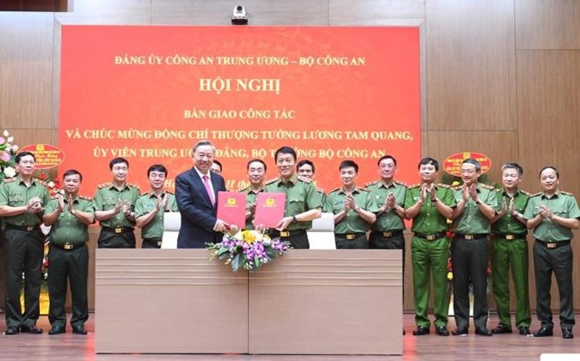 Ban giao cong tac giua Chu tich nuoc To Lam va tan Bo truong Cong an hinh anh
