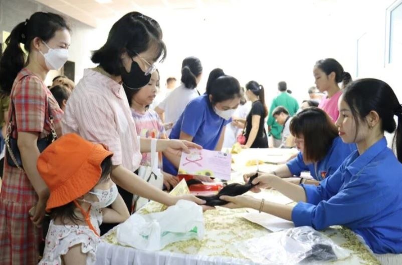 Salon toc o Ha Noi bi to 'an chan' toc hien cho benh nhan ung thu hinh anh