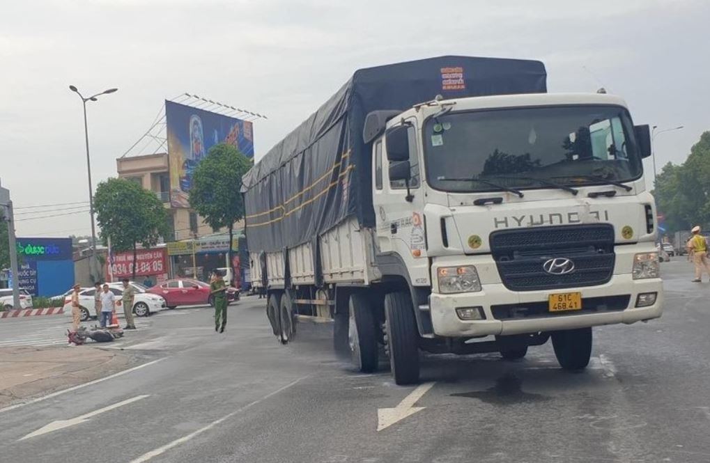 Xe may va cham o to tai, be trai 9 tuoi tu vong hinh anh