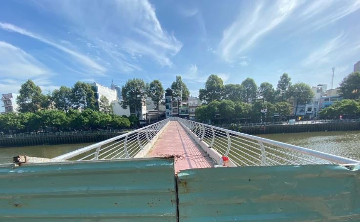 Cau di bo kenh noi do dep nhat TP.HCM lam xong ca thang van rao chan hinh anh