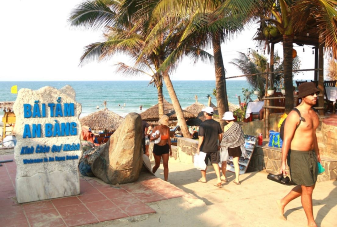 Dang tam bien o Quang Nam, du khach nuoc ngoai dot quy tu vong hinh anh