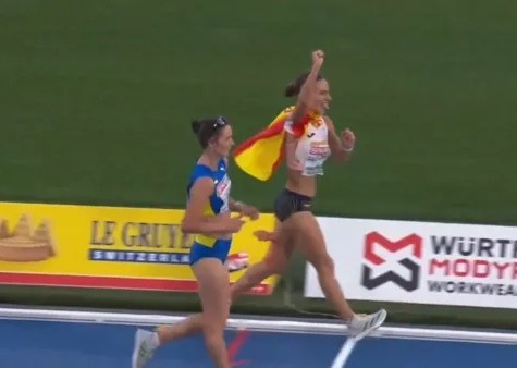 Mat huy chuong vi an mung som truoc vach dich hinh anh