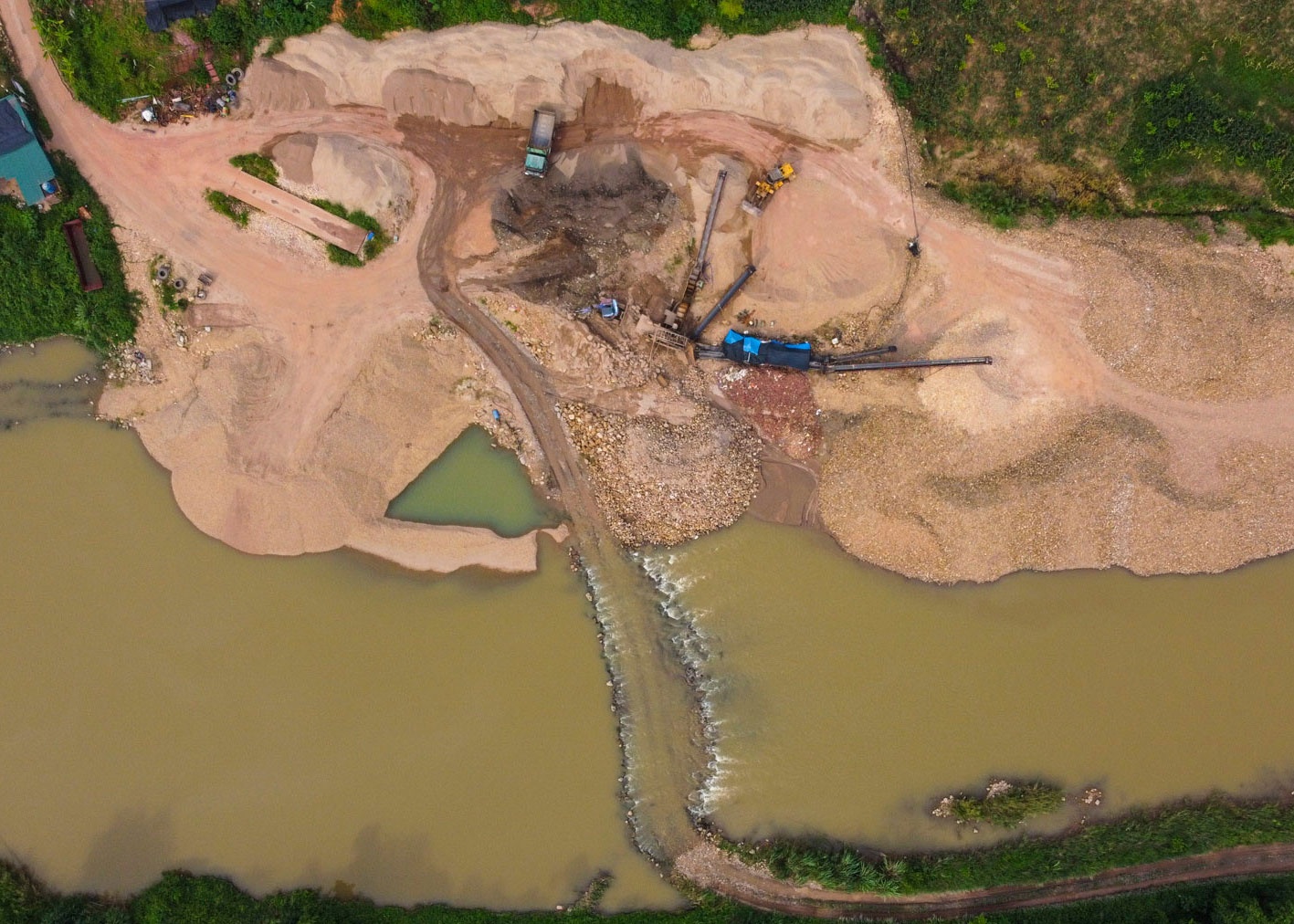 Xu phat doanh nghiep tu y ngan dong de khai thac cat soi long song hinh anh