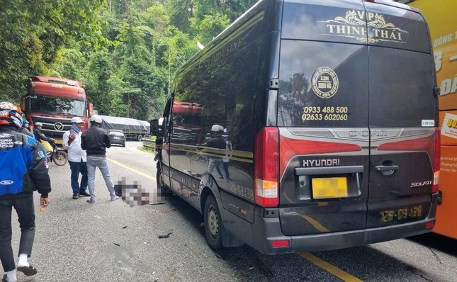 Tai nan lien hoan tren deo Bao Loc, xe may bi gay doi hinh anh