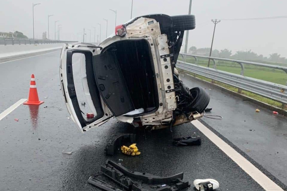 Tu gay tai nan, tai xe bi vang khoi oto tu vong tai cho hinh anh