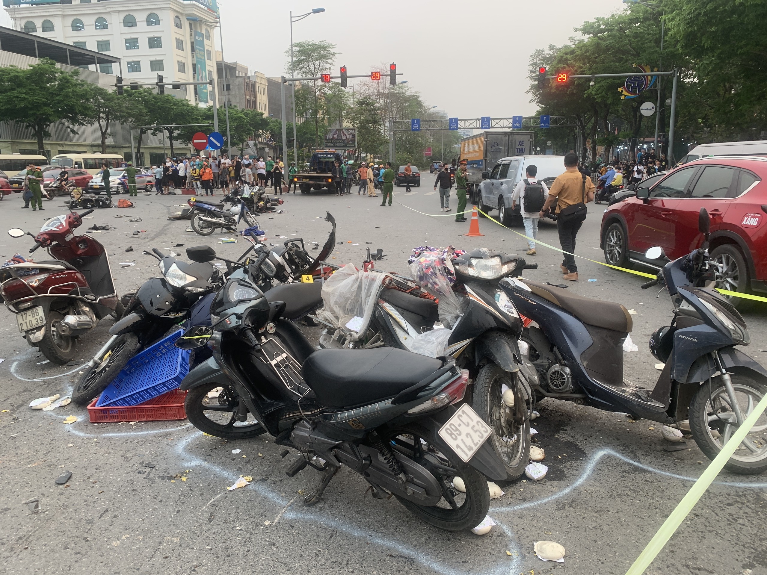 Am anh nhung vu oto dam ca loat xe dang dung cho den do hinh anh