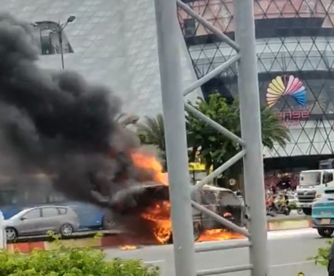 Oto chay khi dang chay tren duong noi do o TP.HCM hinh anh