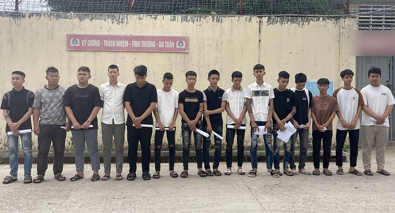 Khoi to 24 doi tuong trong 2 nhom mang hung khi di gay roi hinh anh