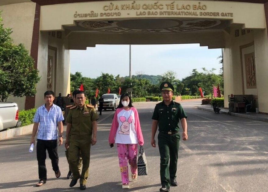 Co gai tre bi ban lua sang Lao de ban dam hinh anh