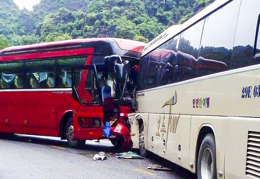 2 xe khach doi dau tai Cat Ba, tai xe tu vong mac ket trong cabin hinh anh