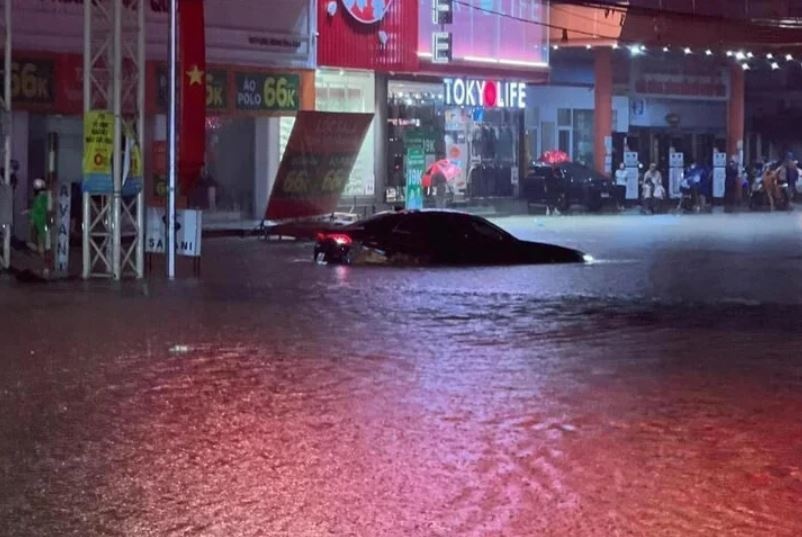 Quoc lo 3 o Thai Nguyen ngap hon nua met, o to choi voi giua dong nuoc hinh anh