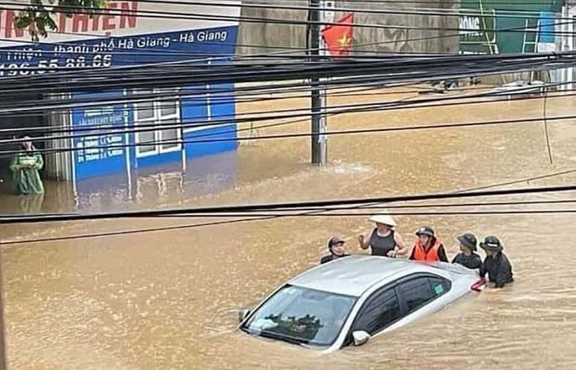 Mua lon khien TP Ha Giang chim trong 'bien nuoc' hinh anh