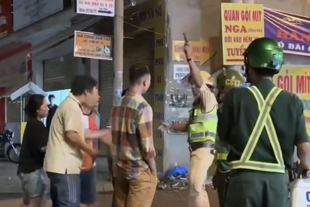 Cong an Dong Nai no sung chi thien tran ap hai nhom thanh nien hinh anh