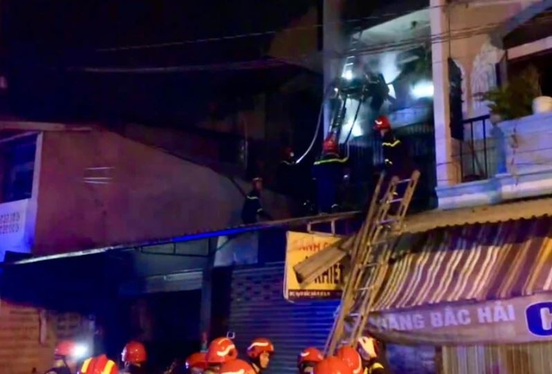 Cuu 5 nguoi thoat dam chay trong dem o TP.HCM hinh anh