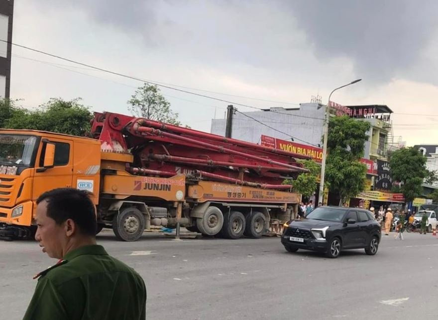 Ba ong chau bi cuon vao gam xe bom be tong o Thanh Hoa hinh anh