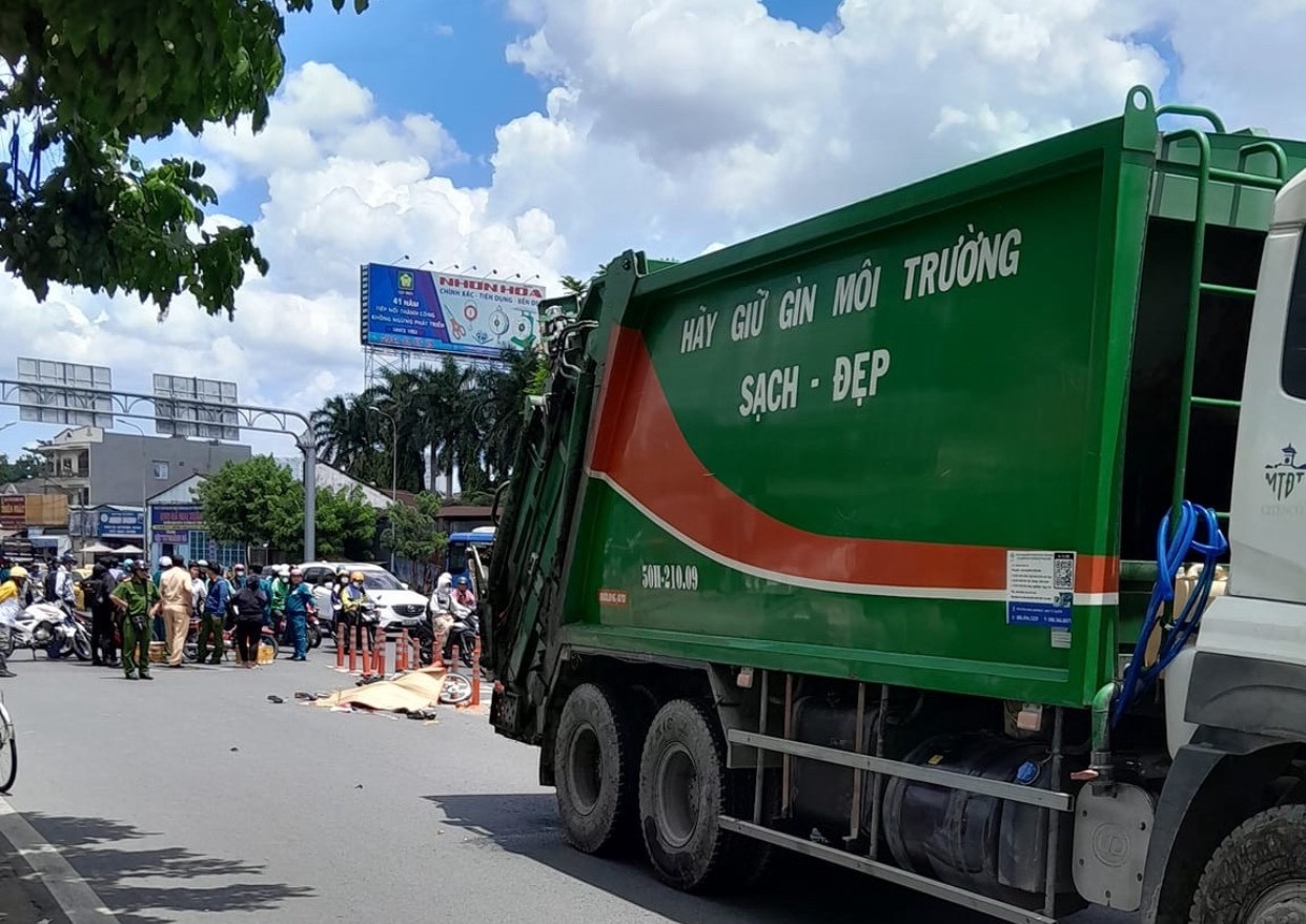 Va cham voi xe cho rac tren quoc lo, nguoi phu nu tu vong tai Thu Duc hinh anh