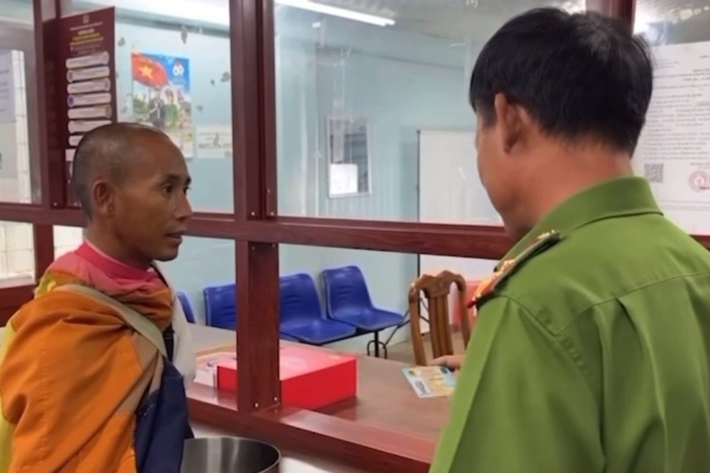 Ong Thich Minh Tue nhan can cuoc cong dan hinh anh