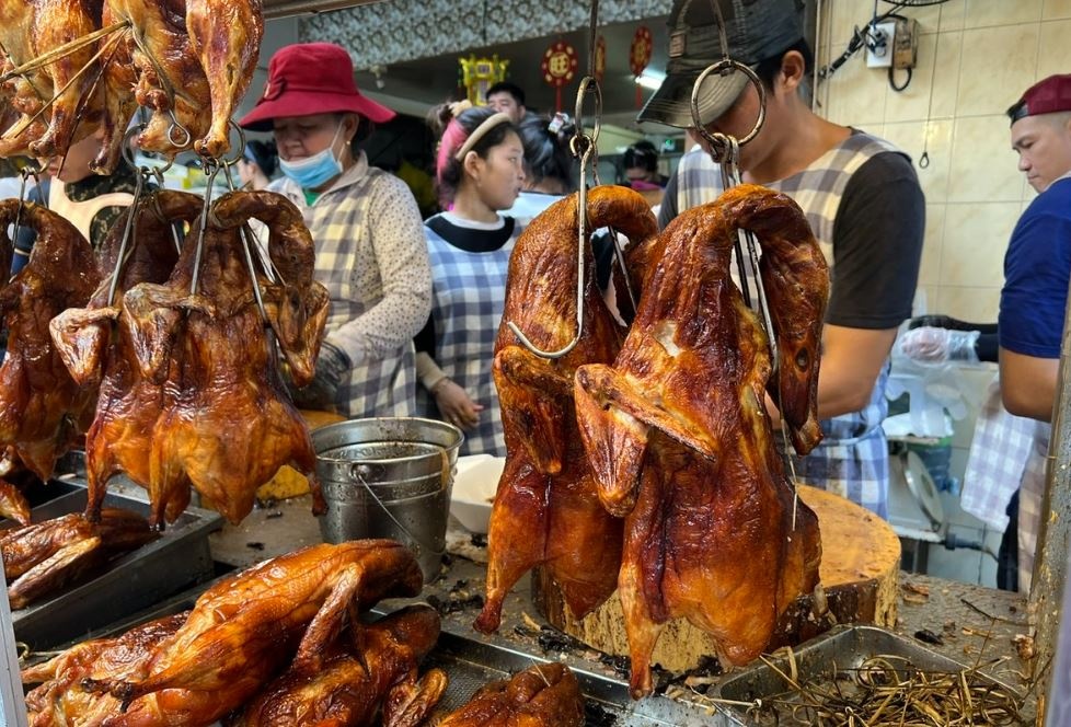 Nguoi dan TP.HCM xep hang mua ga, vit quay cung Tet Doan Ngo hinh anh