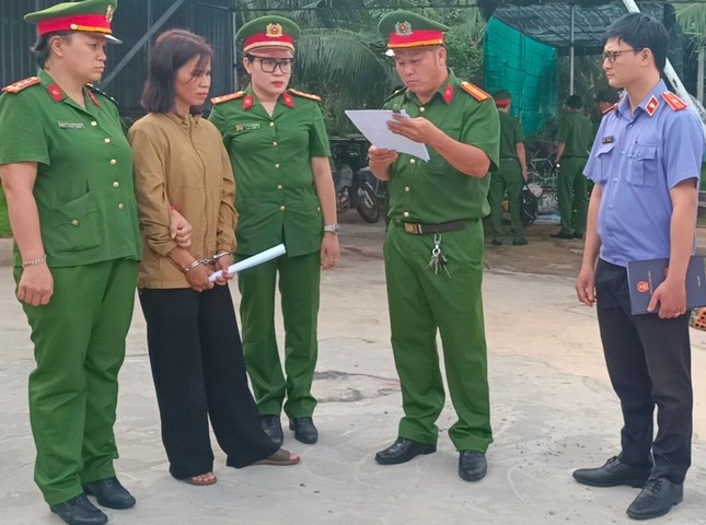 Hon 40 canh sat kham xet noi nguoi phu nu to bi giam, hanh ha hinh anh