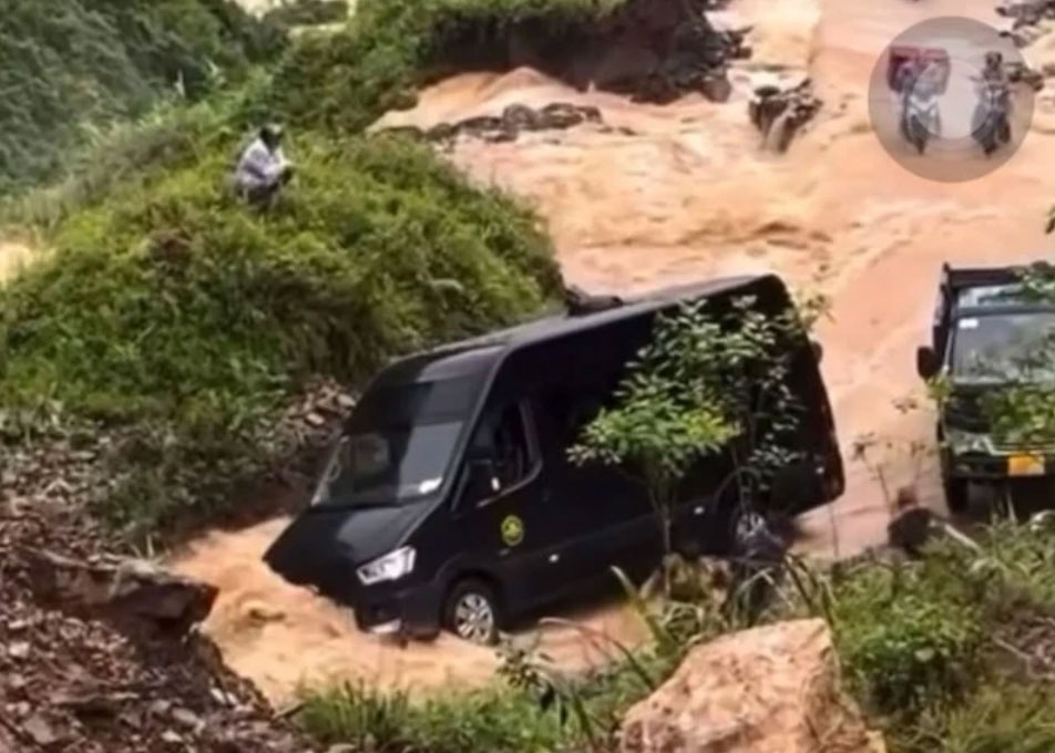 Sat lo sau mua lon, du khach mac ket tai duong xuong song Nho Que hinh anh