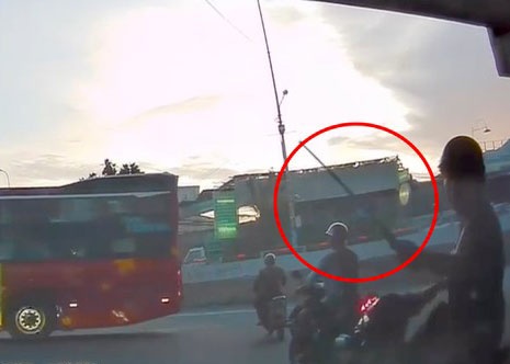 Xe tai dang luu thong, bat ngo bi dap vo kinh o TP.HCM hinh anh