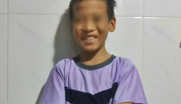 Be trai mat tich khi ban ve so: Choi game het tien nen khong dam ve hinh anh