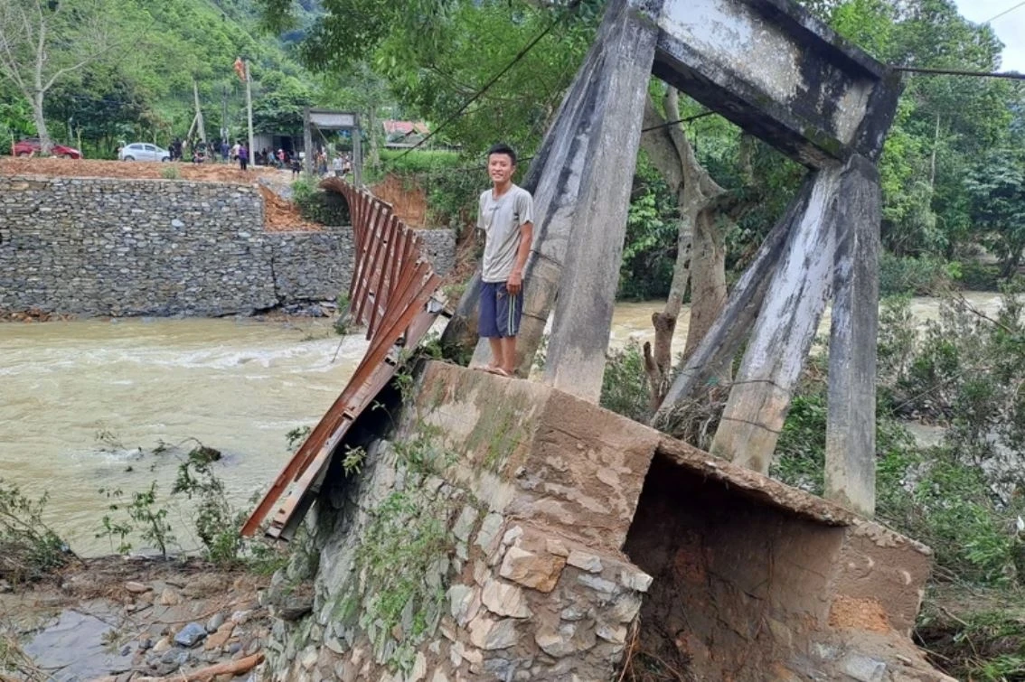 Hon 120 ho o Ha Giang bi co lap khi lu cuon mat cau treo doc dao hinh anh