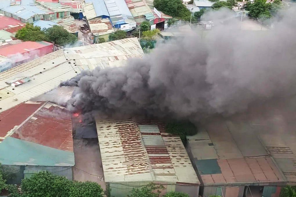 Chay o Cau Giay, hang chuc oto hoang loan thao chay hinh anh