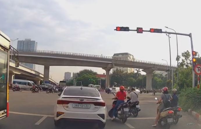 Oto vuot den do giua gio cao diem o Ha Noi va cai ket hinh anh