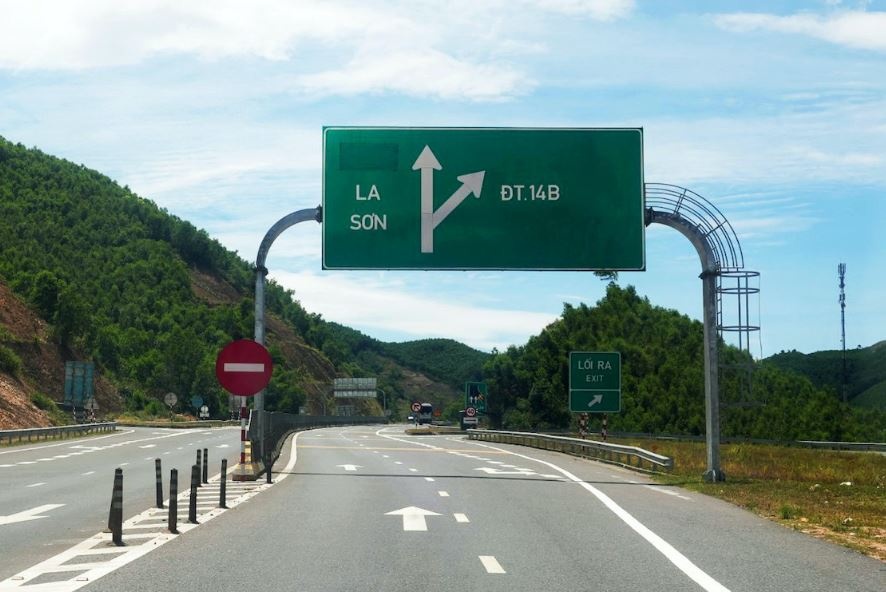 Trinh phuong an mo rong cao toc Cam Lo - La Son len 4 lan xe hinh anh