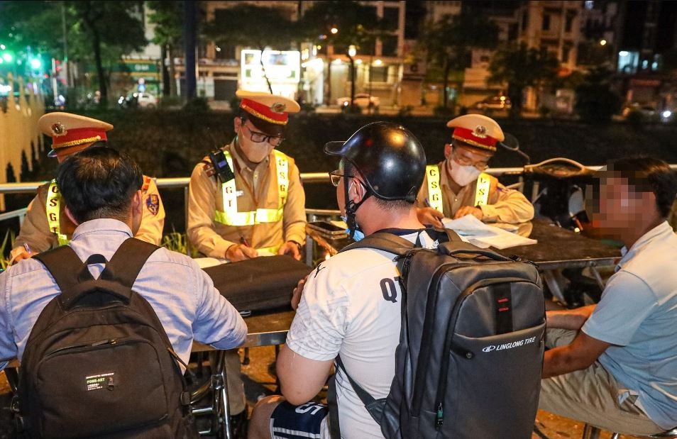 Kiem tra nong do con luc 0h, tai xe vi pham gap 1,5 lan 'kich khung' hinh anh