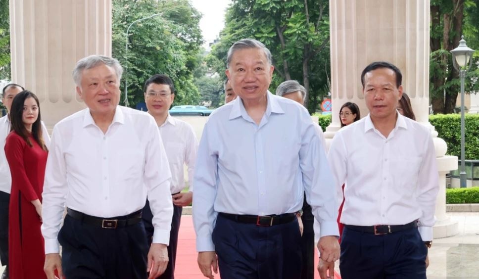 Chu tich nuoc To Lam lam viec voi he thong Toa an Nhan dan hinh anh