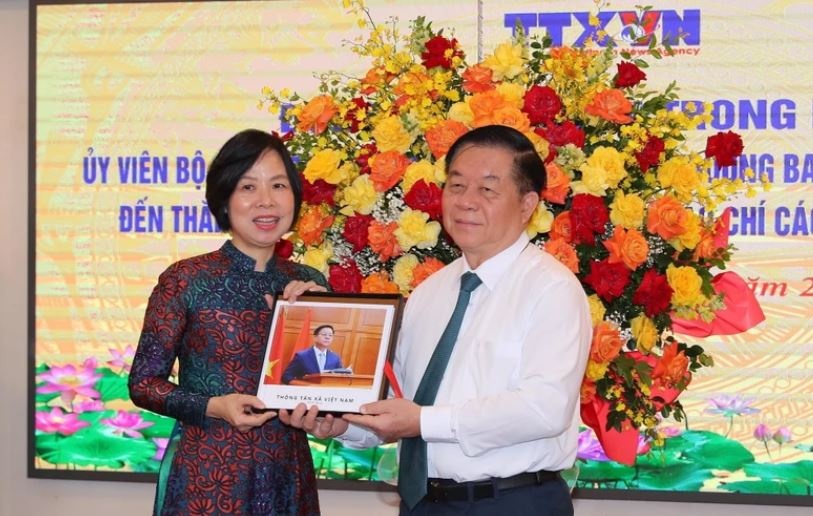 Truong Ban Tuyen giao Trung uong tham TTXVN hinh anh