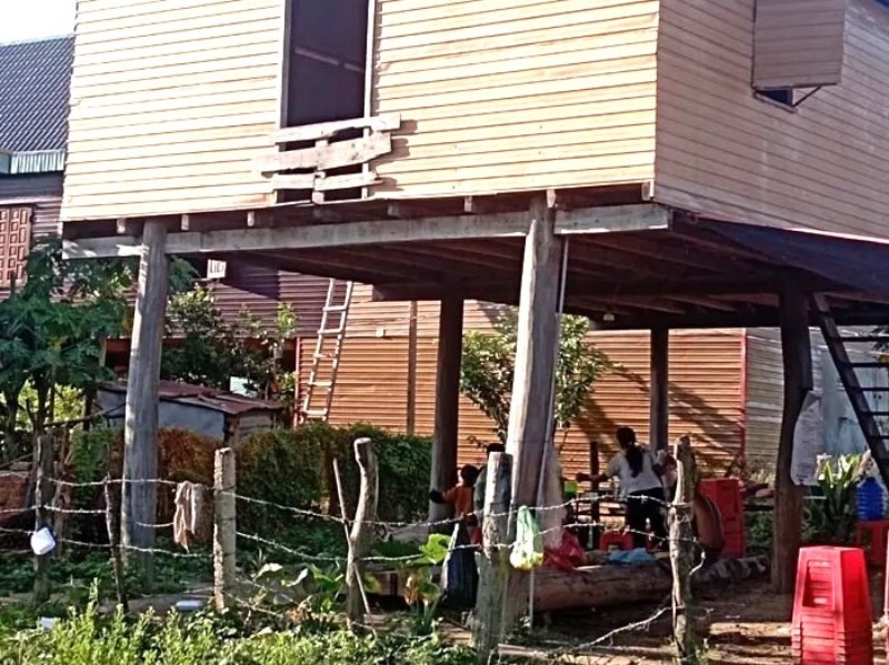 Be 2 tuoi tu vong vi nga vao xo nuoc hinh anh