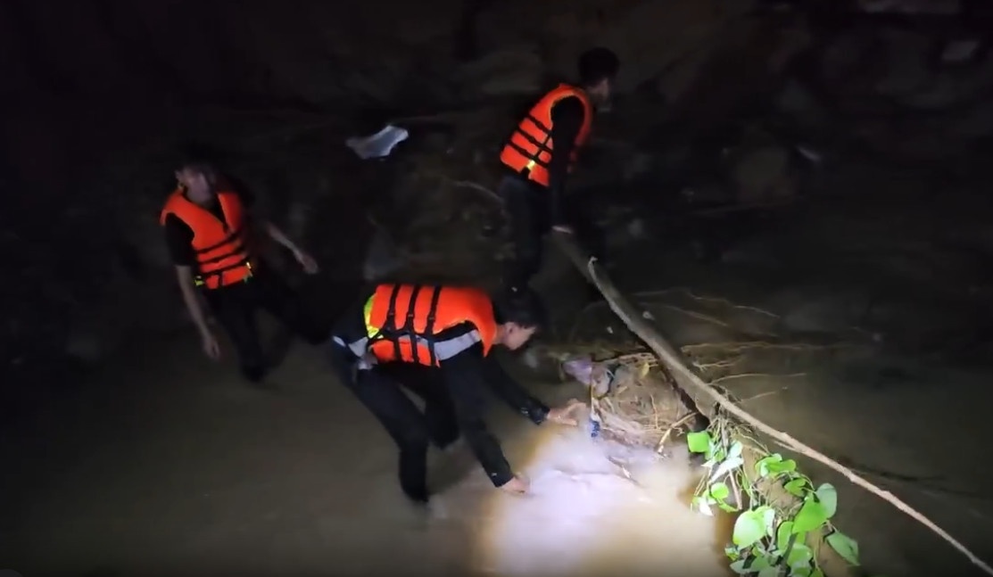 Tim thay thi the nguoi phu nu bi nuoc cuon troi o Binh Duong hinh anh