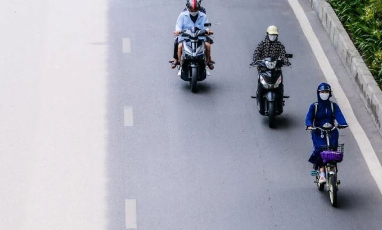 Ha Noi ngay nang gian doan, co luc mua rao hinh anh