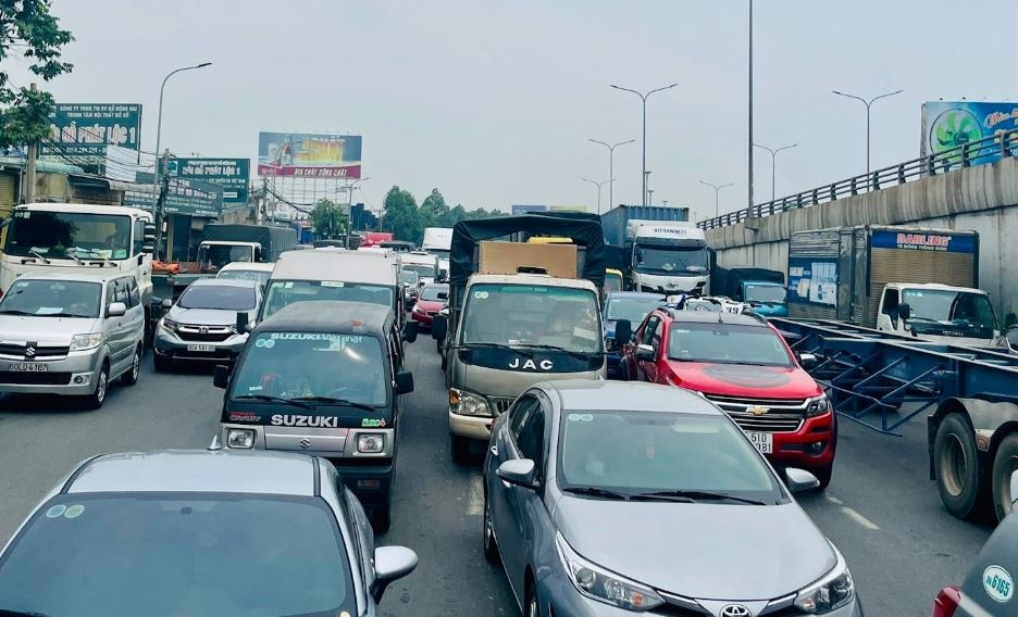 Ne cao toc TPHCM - Long Thanh, nghin o to chat nhu nem tren quoc lo 51 hinh anh