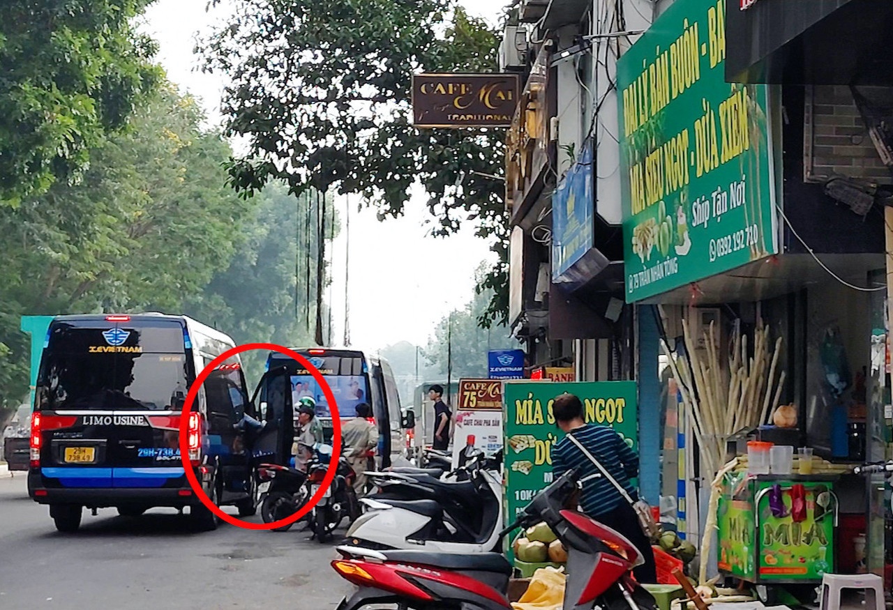 Dua xe hop dong vao ben chang khac gi troi buoc hinh anh