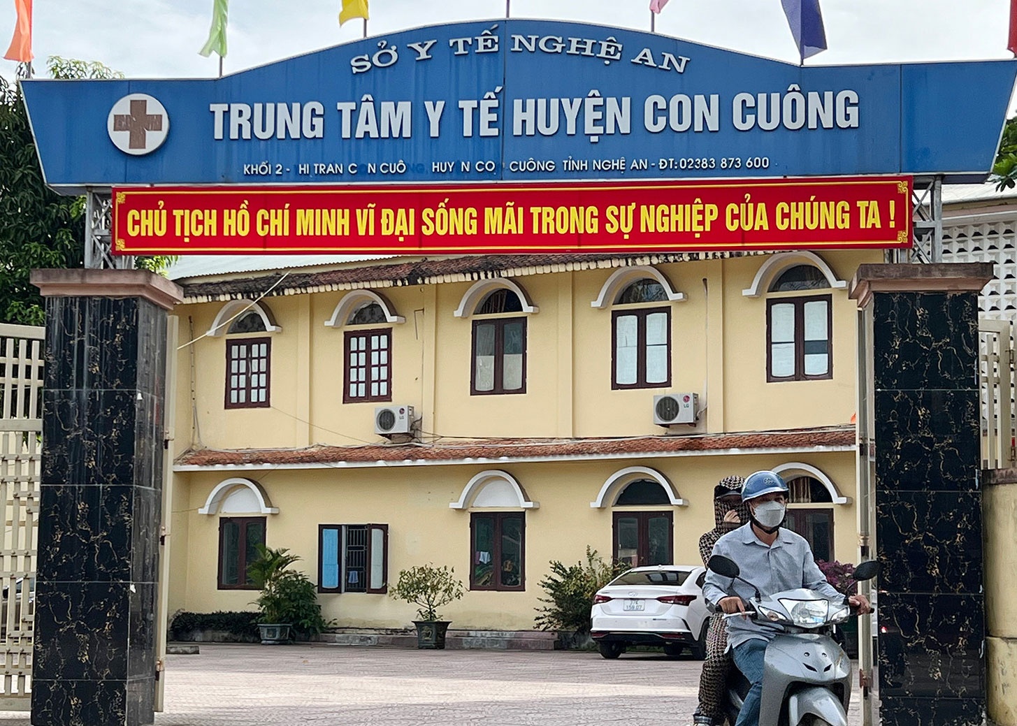 Dien bien moi vu hon 100 vien chuc bi thu lai tien ho tro chong dich hinh anh