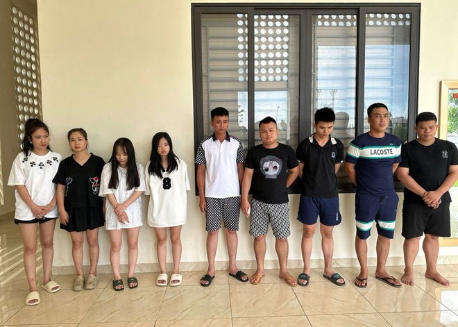 Dot kich quan karaoke, phat hien 9 nam nu dang 'bay lac' hinh anh