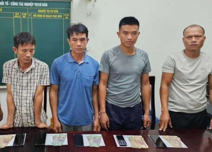 Choi trau an tien, 5 nguoi dan ong bi bat hinh anh