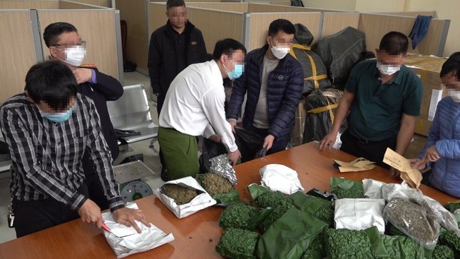 Cong an Ha Noi triet pha duong day mua ban can sa, thu giu hon 700 kg hinh anh