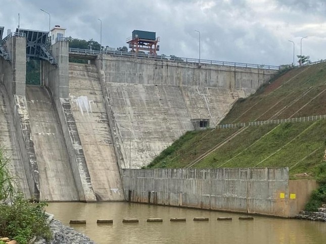 Hai thieu nien duoi nuoc thuong tam tai dap thuy loi hinh anh