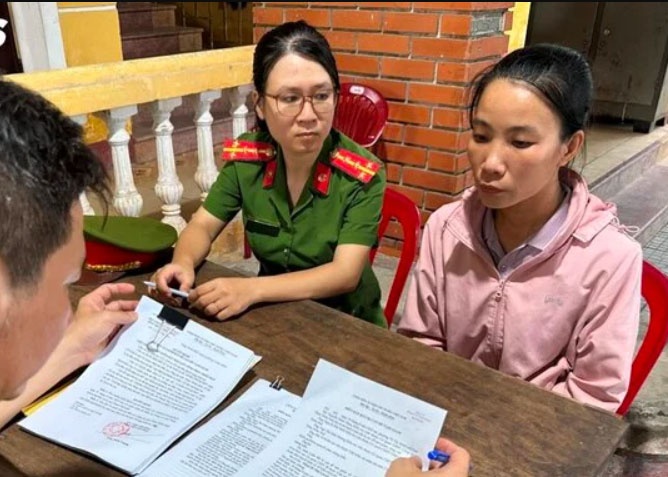 Bat nguoi phu nu o Hue lua dao, chiem doat 2 ty dong hinh anh