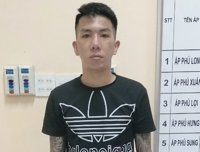 Nhom doi tuong bat giu nguoi dan ong dua len oto de doi no hinh anh