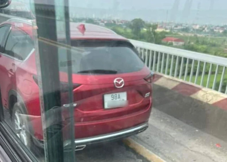 Nghi van nguoi dan ong bo lai oto, nhay cau Thang Long tu tu hinh anh