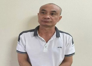 Mac ao mua, deo khau trang di dot oto doi thu luc rang sang hinh anh